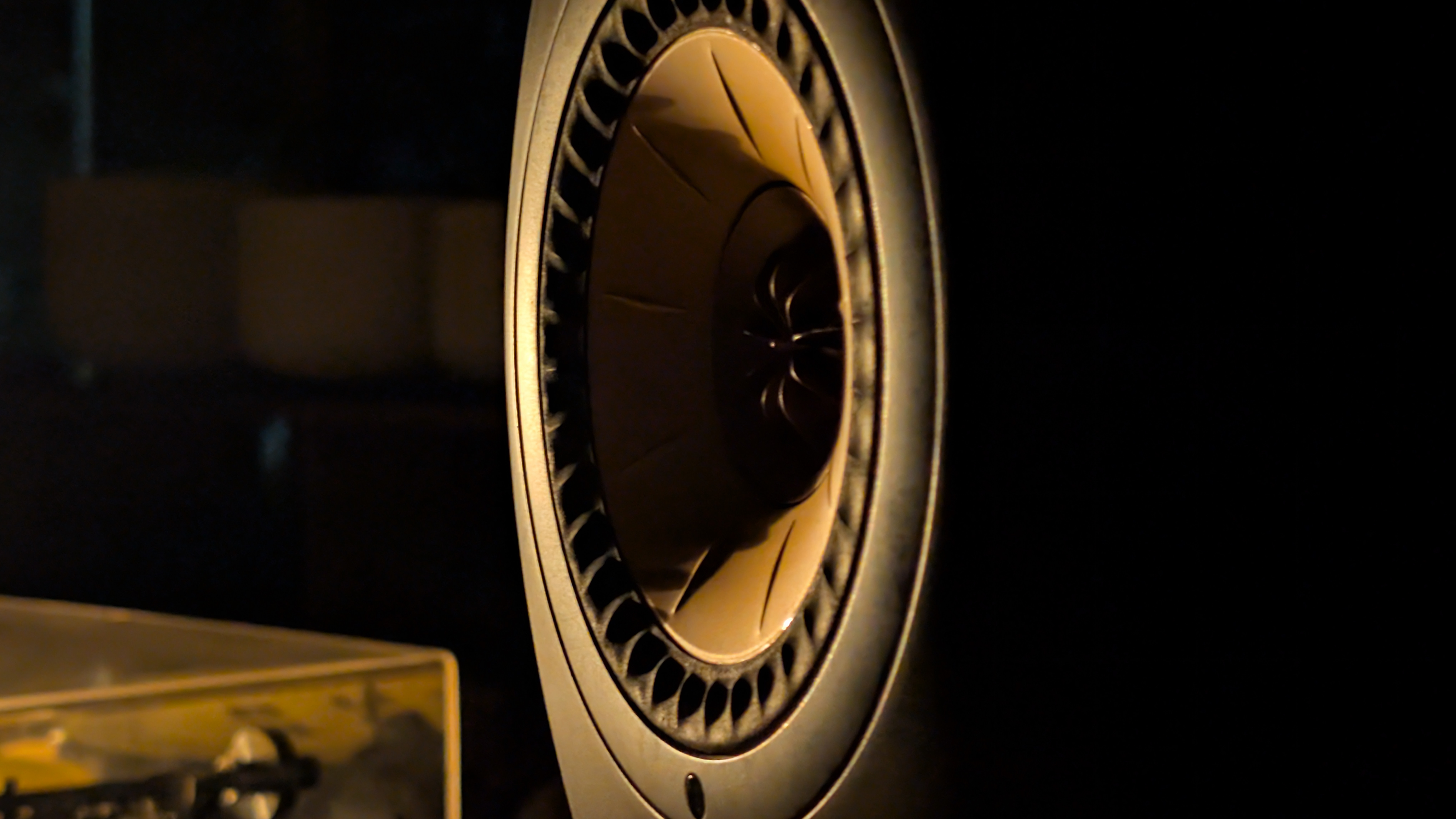 Hi-Fi loudspeaker driver in listening room